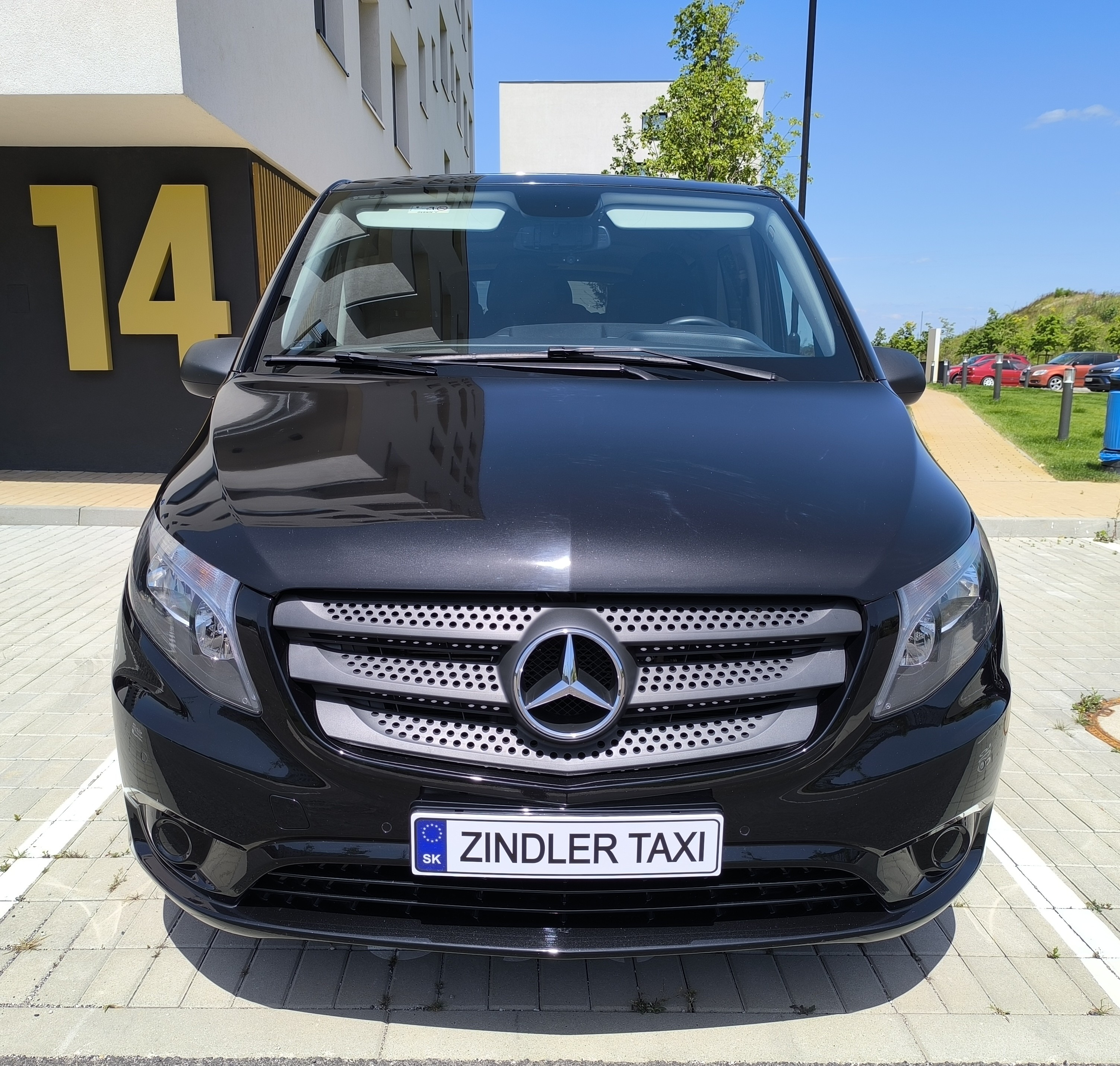 8 miestne taxi Bratislava Mercedes exterier