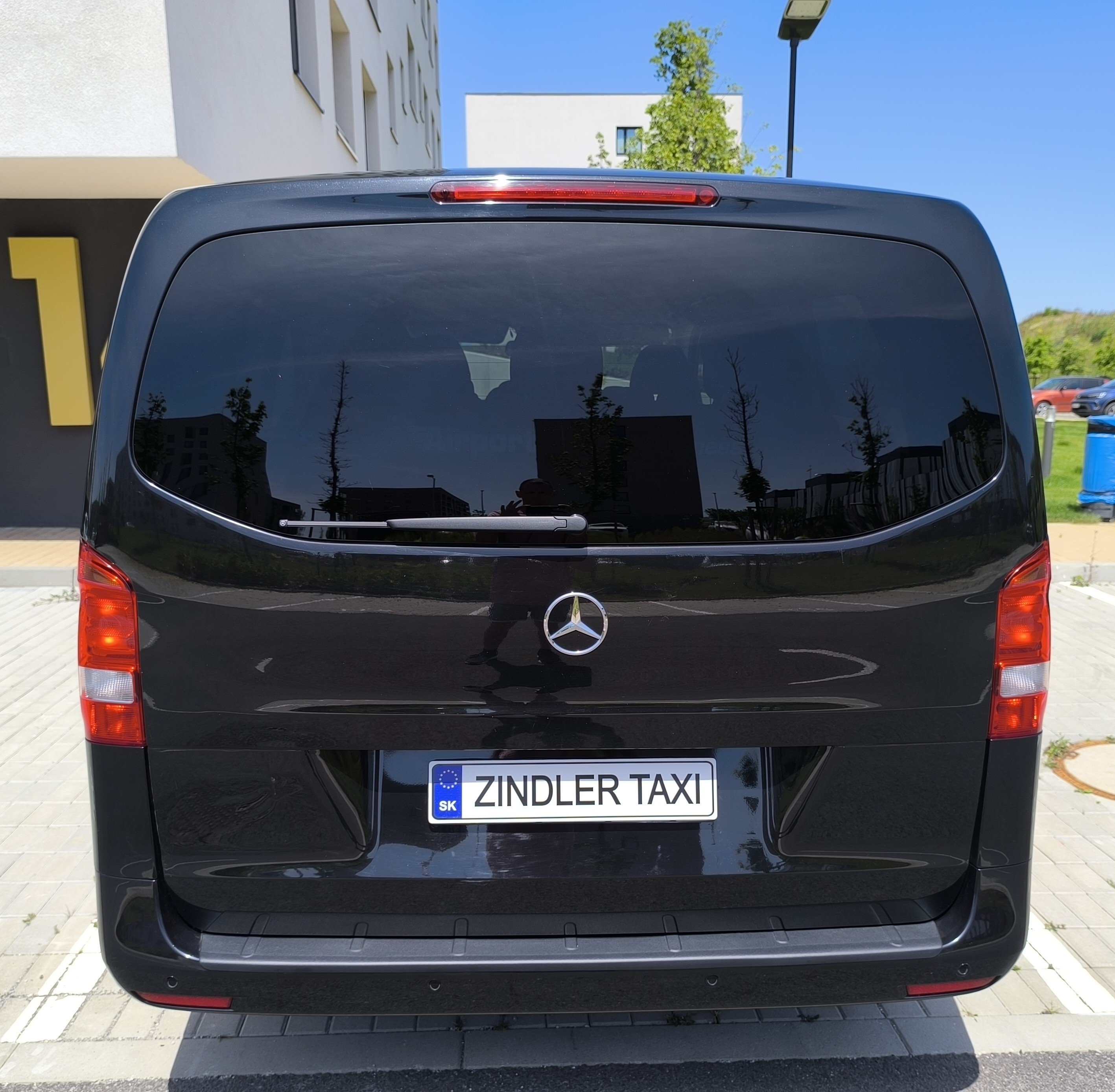 8 miestne taxi Bratislava Mercedes exterier